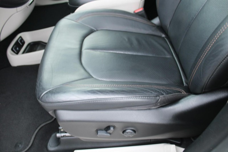 Chrysler Pacifica Vehicle Full-screen Gallery Image 16