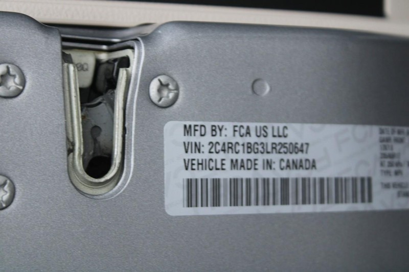 Chrysler Pacifica Vehicle Full-screen Gallery Image 17