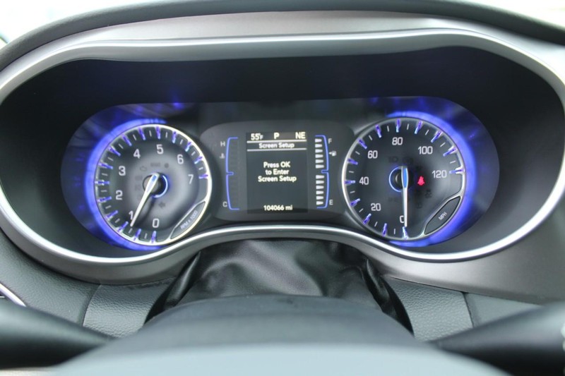 Chrysler Pacifica Vehicle Full-screen Gallery Image 18