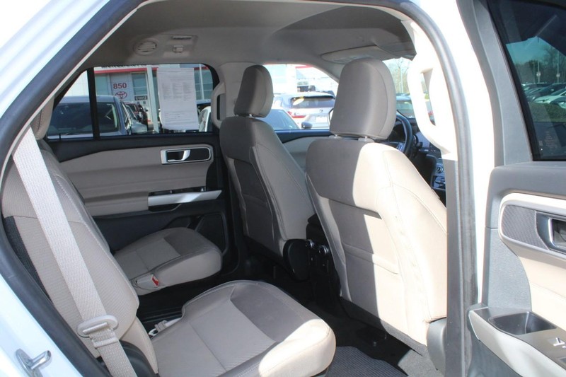 Ford Explorer Vehicle Full-screen Gallery Image 09