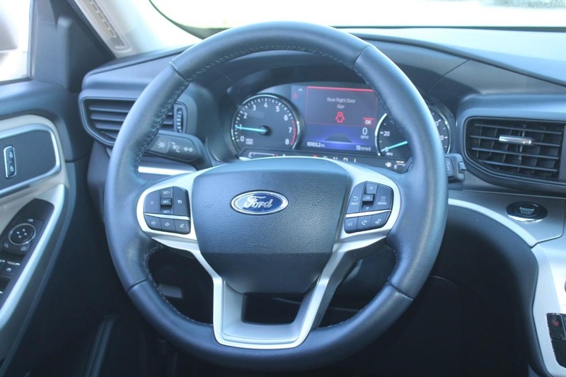 Ford Explorer Vehicle Full-screen Gallery Image 11