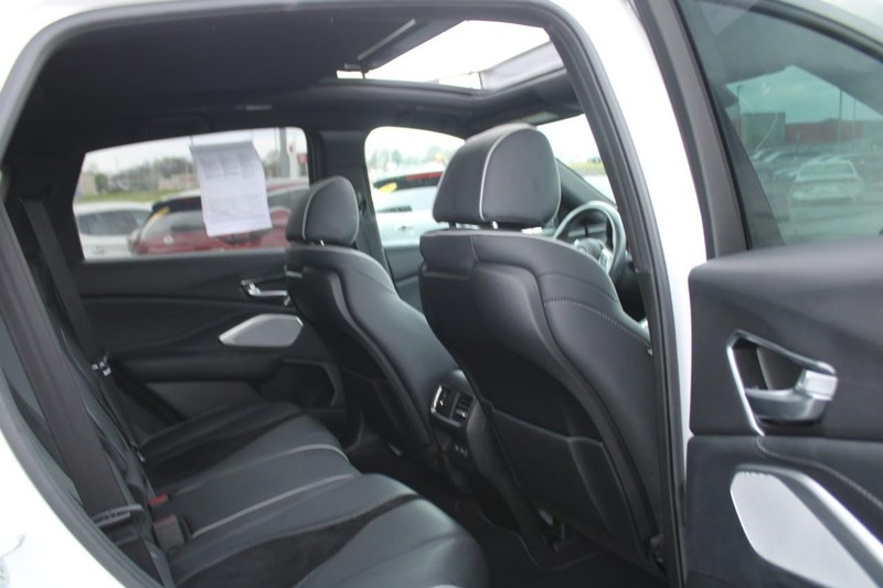 Acura RDX Vehicle Full-screen Gallery Image 09