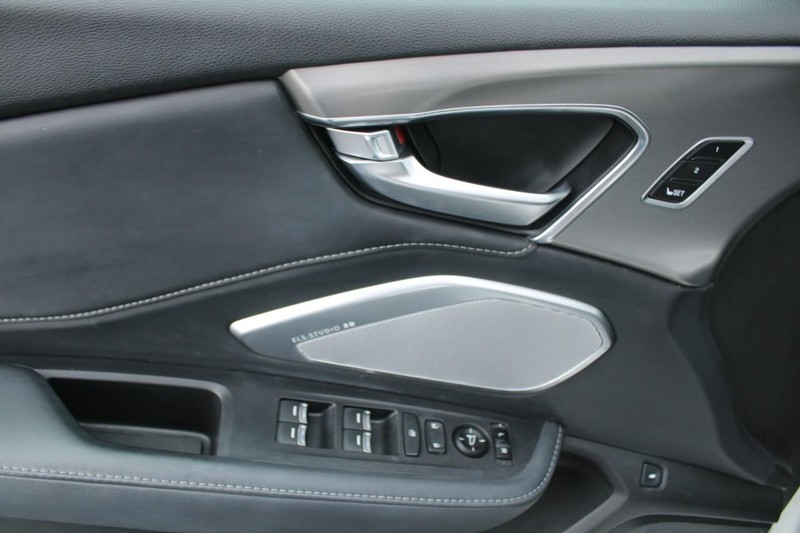 Acura RDX Vehicle Full-screen Gallery Image 14