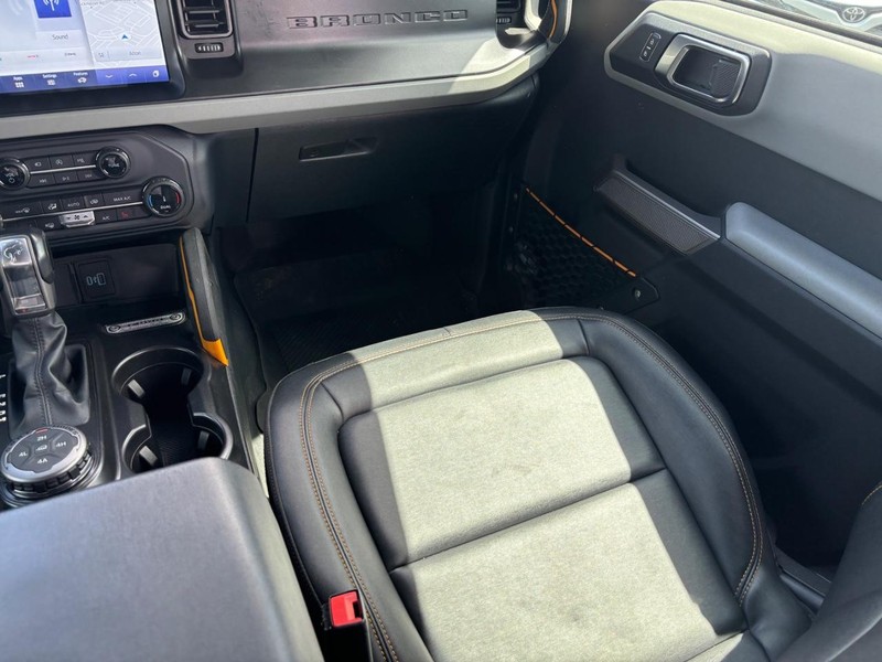 Ford Bronco Vehicle Full-screen Gallery Image 13