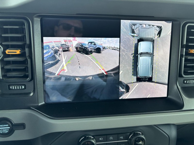 Ford Bronco Vehicle Full-screen Gallery Image 19