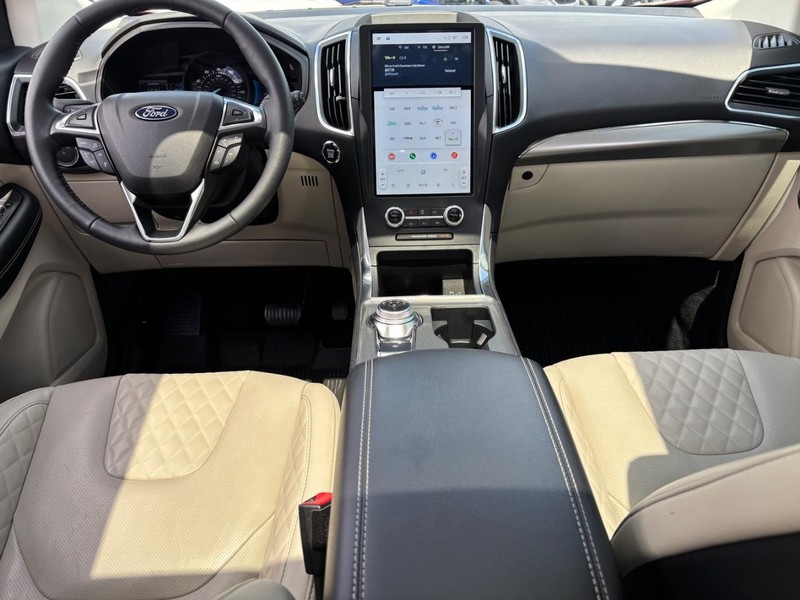 Ford Edge Vehicle Full-screen Gallery Image 10