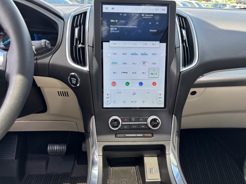 Ford Edge Vehicle Full-screen Gallery Image 12