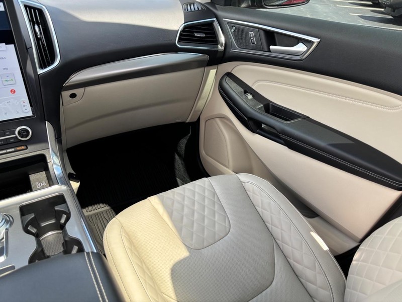 Ford Edge Vehicle Full-screen Gallery Image 13