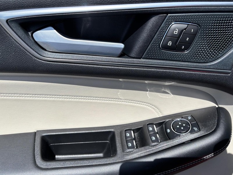Ford Edge Vehicle Full-screen Gallery Image 14