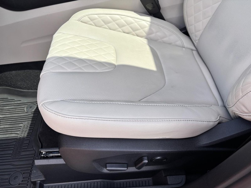 Ford Edge Vehicle Full-screen Gallery Image 15