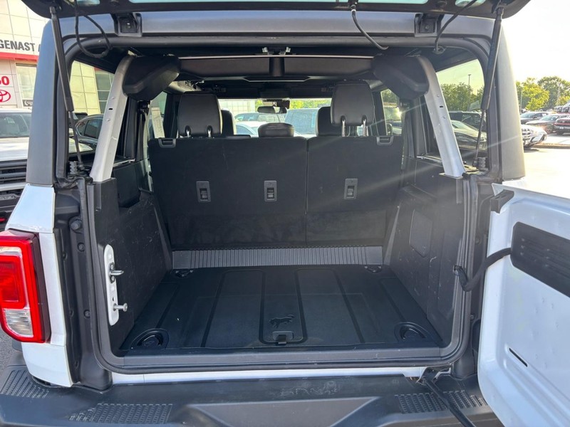 Ford Bronco Vehicle Full-screen Gallery Image 06
