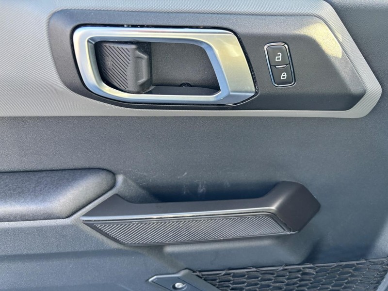 Ford Bronco Vehicle Full-screen Gallery Image 14