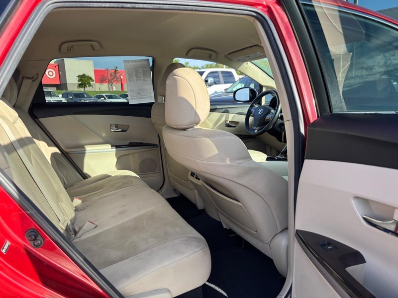 Toyota Venza Vehicle Full-screen Gallery Image 09