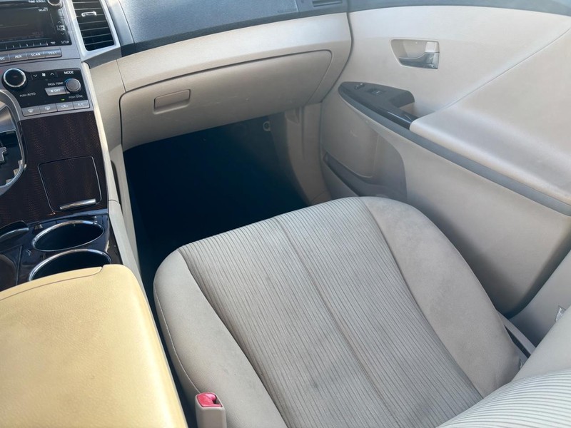 Toyota Venza Vehicle Full-screen Gallery Image 13