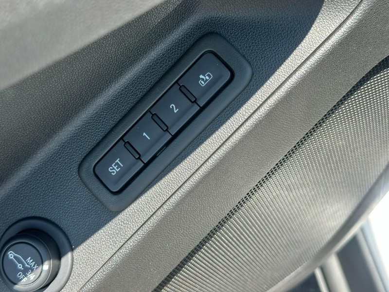 Chevrolet Equinox Vehicle Full-screen Gallery Image 17