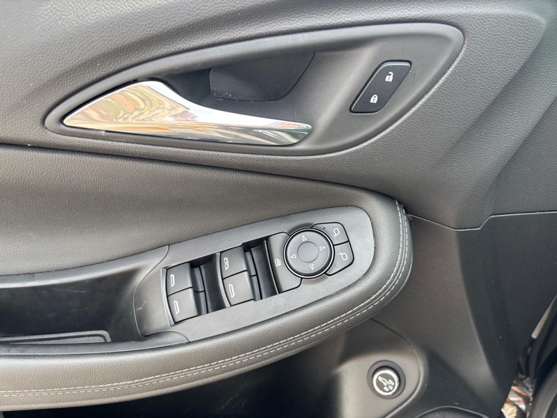 Buick Encore GX Vehicle Full-screen Gallery Image 14