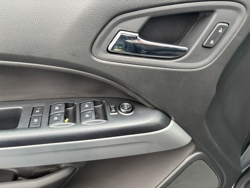 Chevrolet Colorado Vehicle Full-screen Gallery Image 14