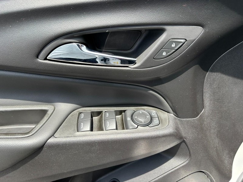Chevrolet Equinox Vehicle Full-screen Gallery Image 14