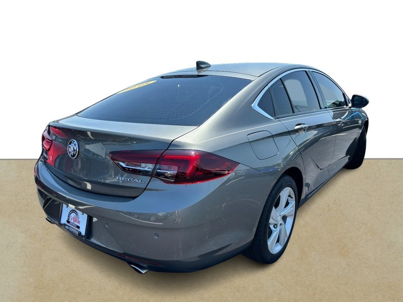 Buick Regal Sportback Vehicle Full-screen Gallery Image 03