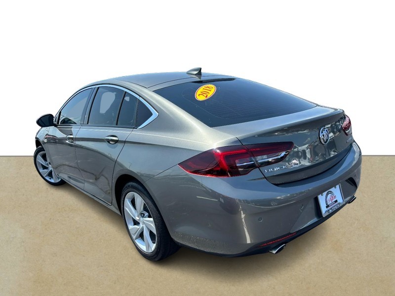 Buick Regal Sportback Vehicle Full-screen Gallery Image 05