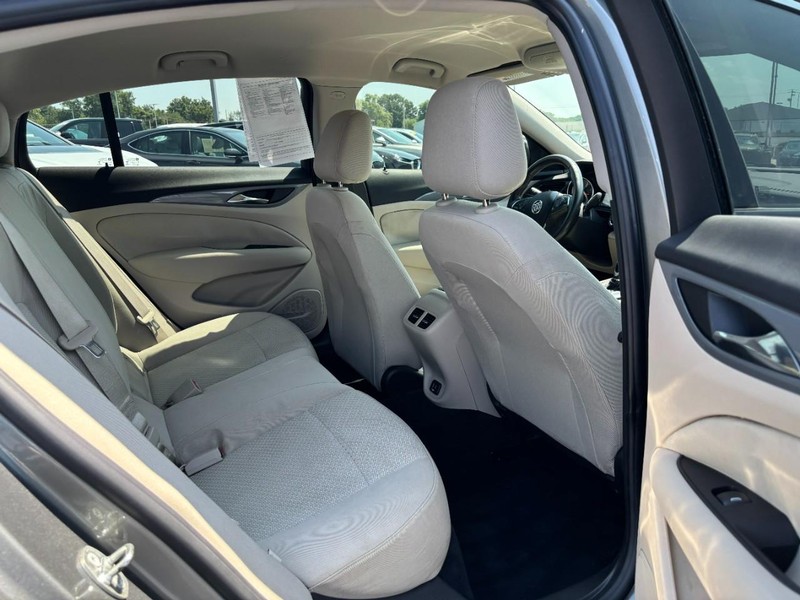 Buick Regal Sportback Vehicle Full-screen Gallery Image 09