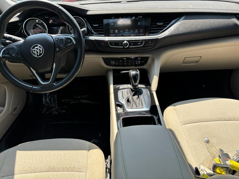 Buick Regal Sportback Vehicle Full-screen Gallery Image 10