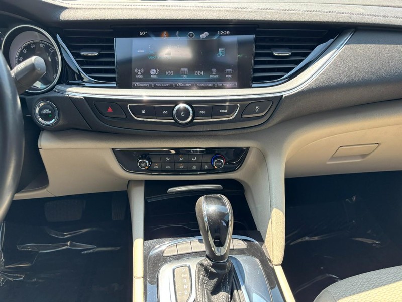 Buick Regal Sportback Vehicle Full-screen Gallery Image 12