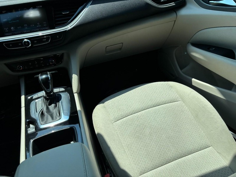 Buick Regal Sportback Vehicle Full-screen Gallery Image 13