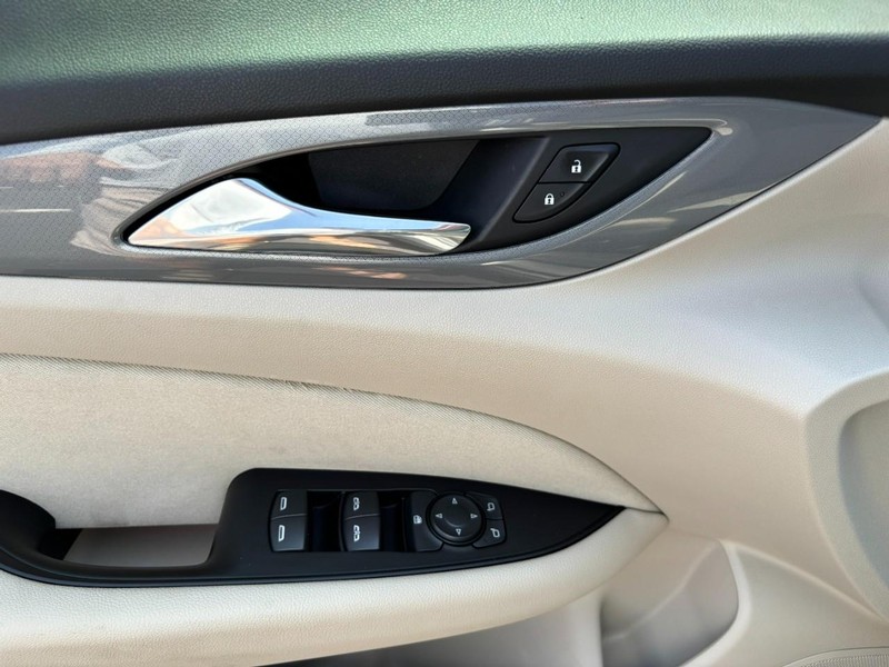 Buick Regal Sportback Vehicle Full-screen Gallery Image 14