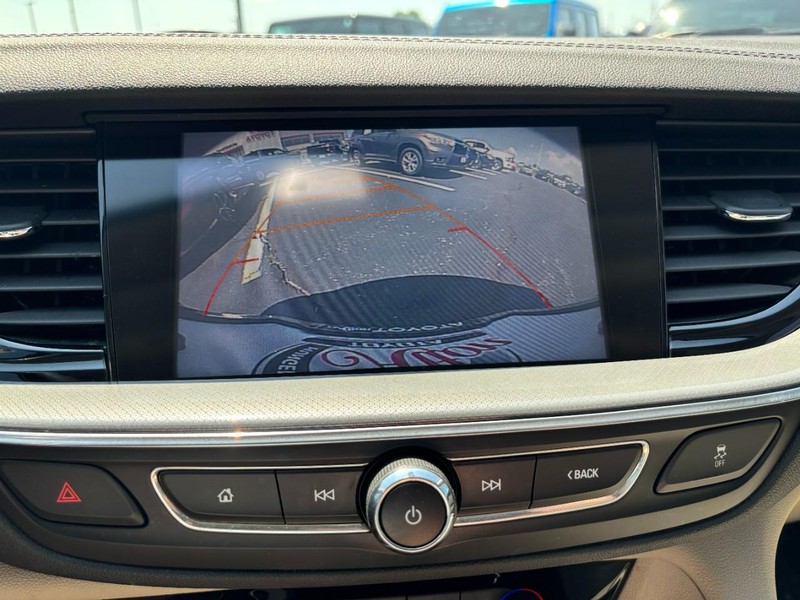 Buick Regal Sportback Vehicle Full-screen Gallery Image 19