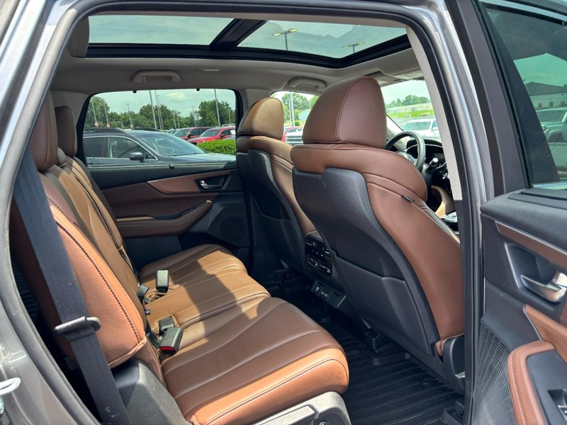 Acura MDX Vehicle Full-screen Gallery Image 09