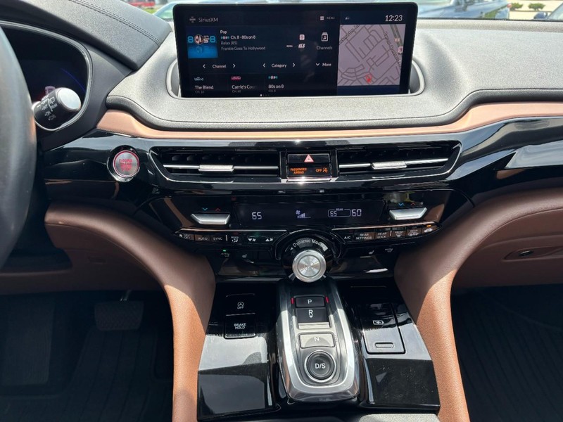 Acura MDX Vehicle Full-screen Gallery Image 12