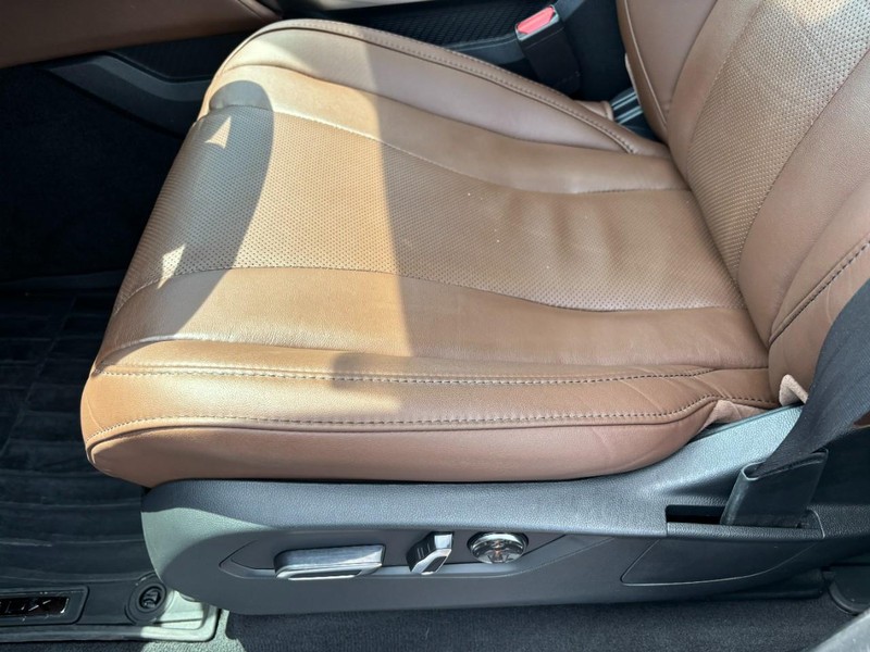 Acura MDX Vehicle Full-screen Gallery Image 15