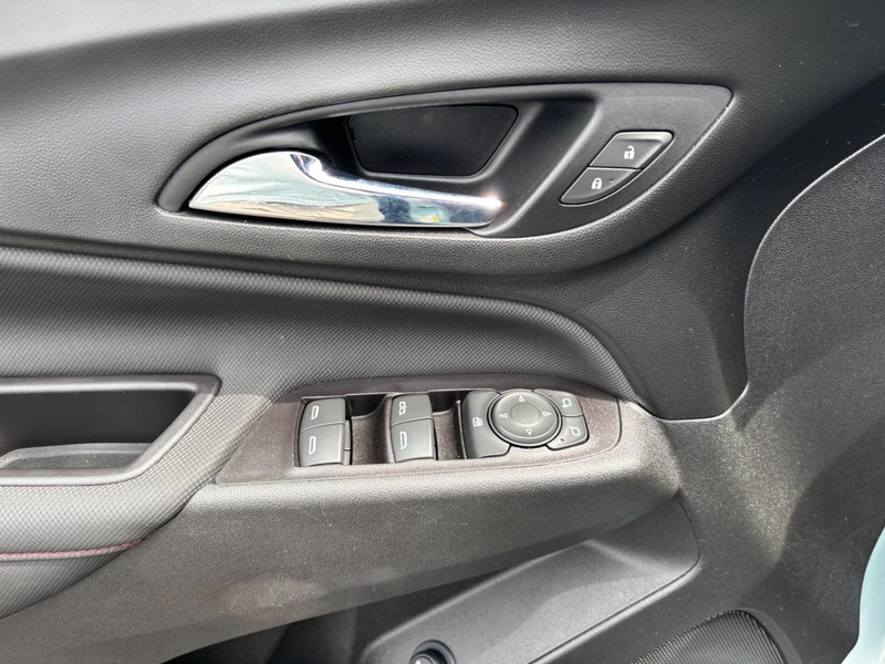 Chevrolet Equinox Vehicle Full-screen Gallery Image 14