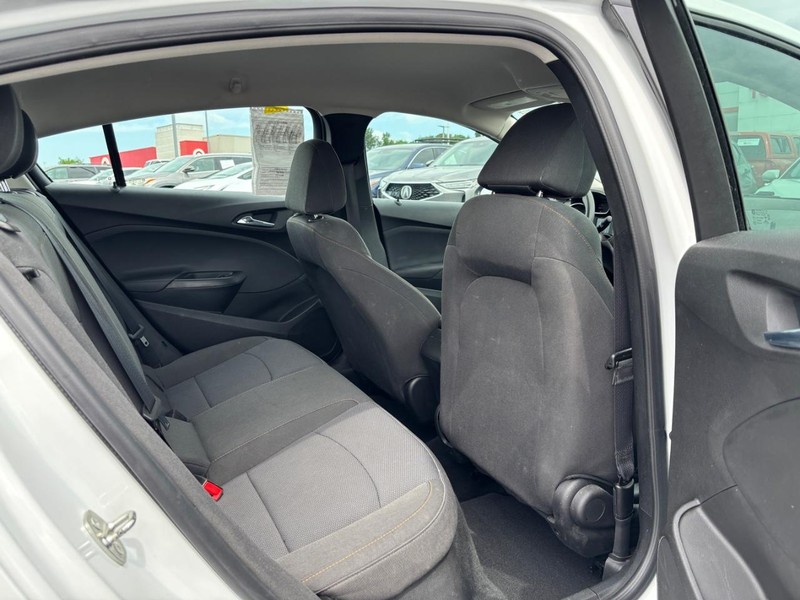 Chevrolet Cruze Vehicle Full-screen Gallery Image 09