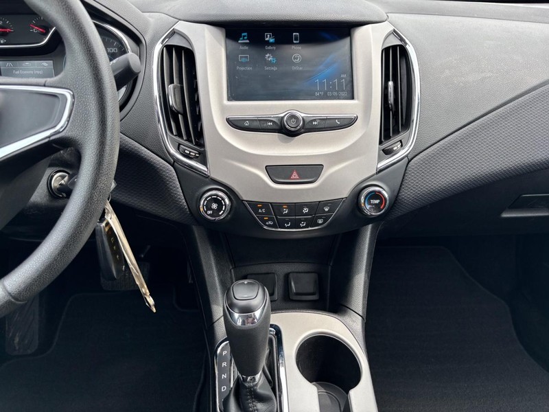 Chevrolet Cruze Vehicle Full-screen Gallery Image 12