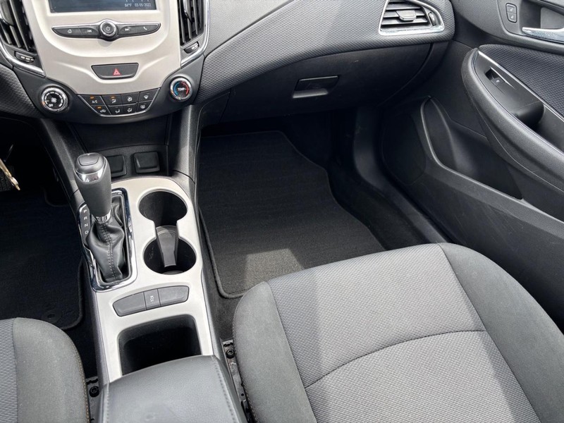 Chevrolet Cruze Vehicle Full-screen Gallery Image 13