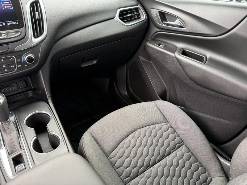 Chevrolet Equinox Vehicle Full-screen Gallery Image 14