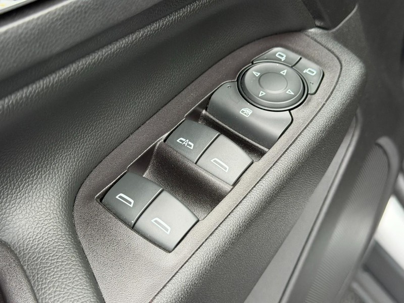 Chevrolet Equinox Vehicle Full-screen Gallery Image 15