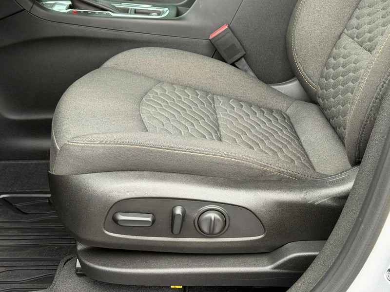 Chevrolet Equinox Vehicle Full-screen Gallery Image 16