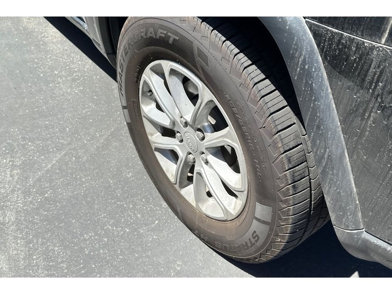 Jeep Grand Cherokee Vehicle Full-screen Gallery Image 06