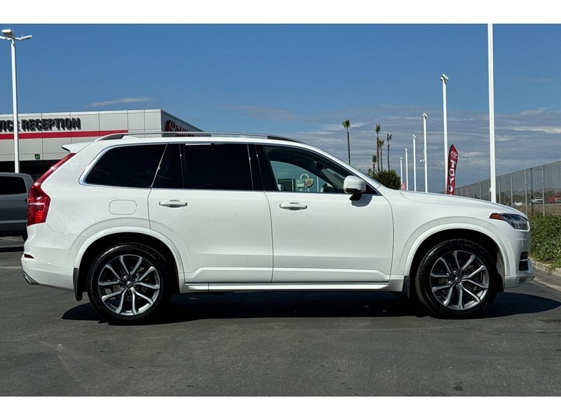 Volvo XC90 Vehicle Full-screen Gallery Image 03