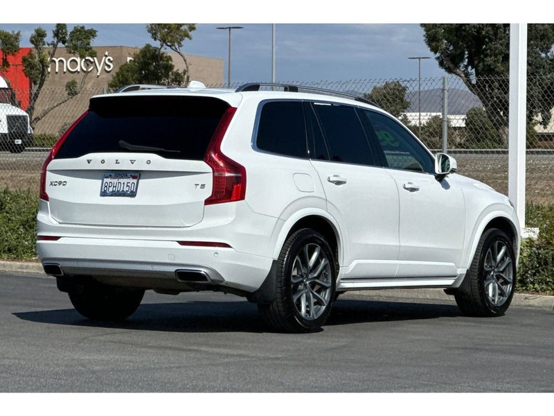 Volvo XC90 Vehicle Full-screen Gallery Image 04