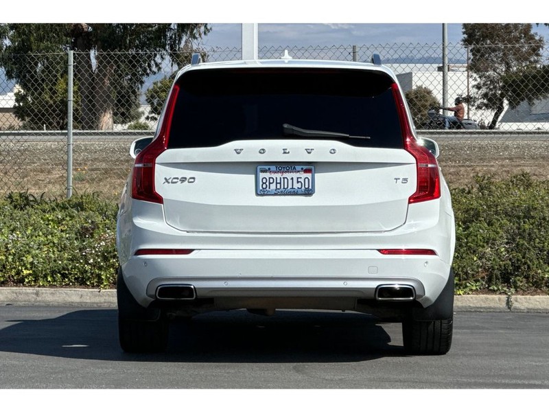 Volvo XC90 Vehicle Full-screen Gallery Image 05