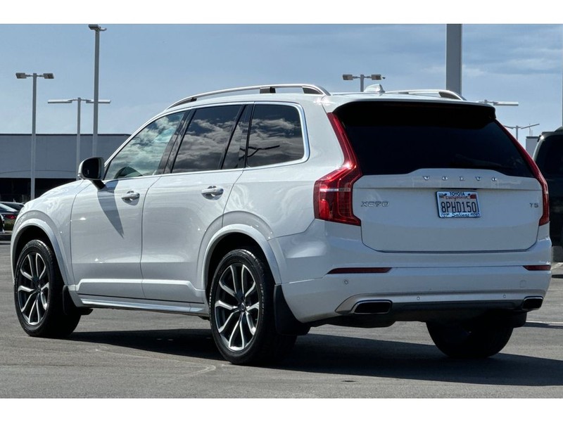 Volvo XC90 Vehicle Full-screen Gallery Image 06