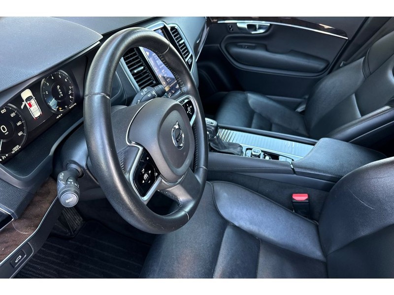 Volvo XC90 Vehicle Full-screen Gallery Image 10