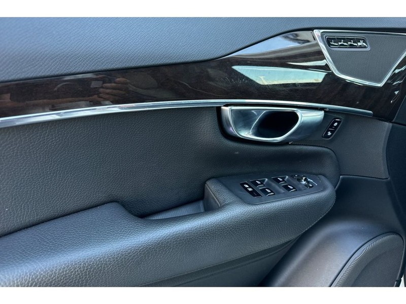 Volvo XC90 Vehicle Full-screen Gallery Image 11