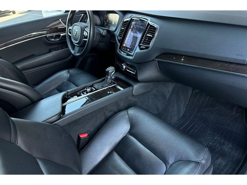 Volvo XC90 Vehicle Full-screen Gallery Image 17
