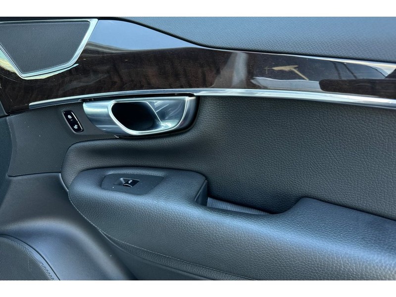 Volvo XC90 Vehicle Full-screen Gallery Image 18