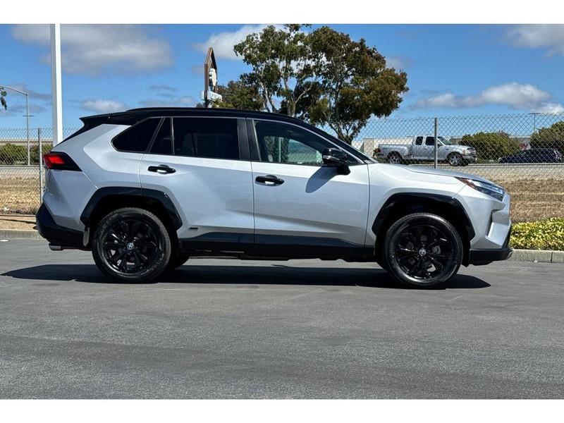 Toyota RAV4 Vehicle Full-screen Gallery Image 03